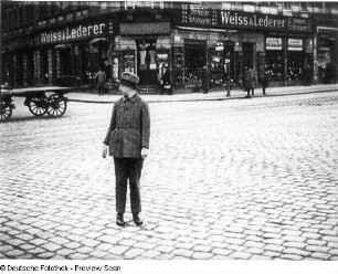Straßenszene aus dem experimentellen Dokumentarfilm "Filmische Plaudereien" (Alltag in der Äußeren Neustadt und in Pieschen)