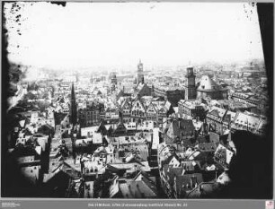 Rundblick: Vom Domturm über den Altstadtkern nach Westen zu Römerberg und Paulskirche