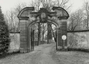Milkel, Schloss, Toranlage : Milkel (Kreis Bautzen), Schloss, Toranlage, Schlosspark, 18. Jahrhundert, Schaufront des Portals