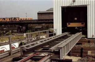 Berlin: M-Bahnwagen im Schuppen; hochgebockt