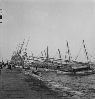 Fischerboote : Im Fischereihafen von Port Said ankernde Dhau