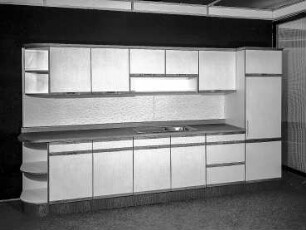 Anbauküche : Leipzig. Leipziger Herbstmesse (Vormesse), 1986. Anbauküche. Holz, beige und hellbraun beschichtet (1986; VEB Möbelkombinat Dresden-Hellerau)