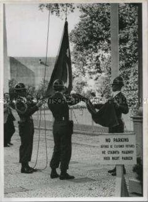 Amerikaner hissen vor dem Kontrollratsgebäude die sowjetische Flagge