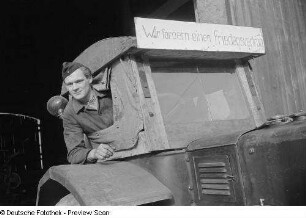 Traktorist auf einem Traktor