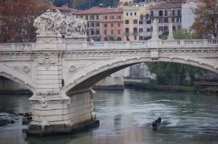 Rom 2006 - Tiberbrücke : Tiber-Brücke + Ruderboot, aufgenommen in Rom 2006