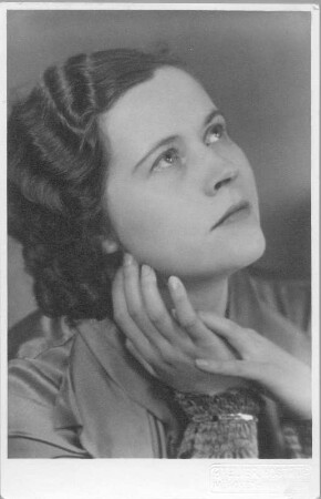 Porträt Erna Stephan. Fotografie (Autogrammkarte mit Widmung verso, bezeichnet Döbeln, März 1939)