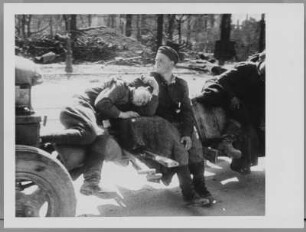Szene aus dem Dokumentarfilm "Die Befreiung Dresdens": Erschöpfte Angehörige der sowjetischen Armee