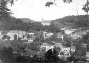 Tharandt. Stadtzentrum mit Forstakademie, Pienner Straße 8. Blick nach Nordwest zur Pfarrkirche (Bergkirche Zum Heiligen Kreuz)