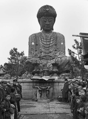 Kobe. Großer Buddha (Daibutsu im Yogi-Sitz) im Hōshakuzan Nōfuku-ji. Ansicht mit Einheimischen und Touristen der Hapag