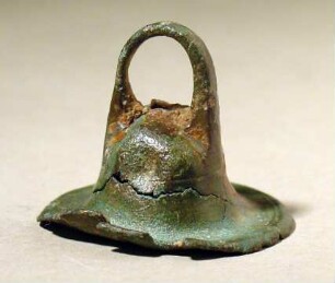 Flache breite Glocke, am Rand hutartig abgeflacht