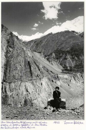 Am Karakoram Highway mit seinen 6000-7000 m hohen Gipfeln und den Resten der Seidenstraße nach China