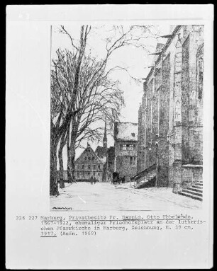 Blick auf den ehemaligen Friedhofsplatz an der Lutherischen Pfarrkirche (Marienkirche) in Marburg