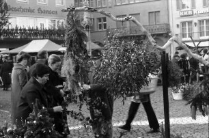 Freiburg: Weihnachtlicher Marktstand mit Mistelzweigen