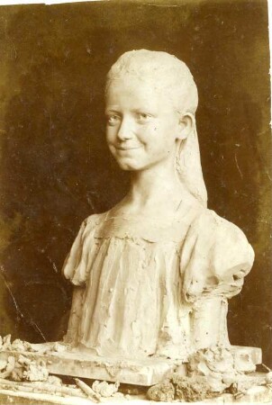 Porträt eines Mädchens in einem Kleid mit Puffärmeln : Porträt eines Mädchens in einem Kleid mit Puffärmeln. Originalgips für Bronzeguss (um 1920; C. Brose)