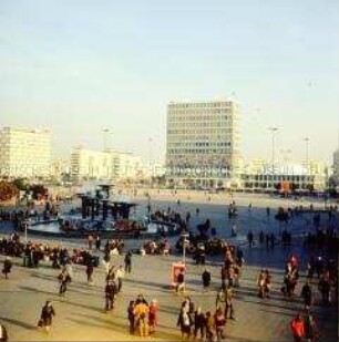 Brunnen der Völkerfreundschaft und Haus des Lehrers auf dem Alexanderplatz in Berlin (Ost)