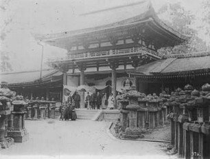 Nara. Touristen vor dem Kasuga-Taisha Schrein mit Heiligen Laternen