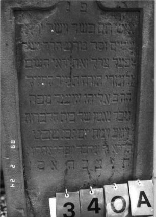 Grabstein 340 (Index: 99752538) Material: Sandstein Zustand: leicht verwittert mit Textverlust Maße HxBxT: 171x52x31 cm Beschreibung: eingezog. Rundbogenabschl. m. stilisiert. Mittel-u. Eckakroteren, Schrift eingetieft Symbolik: Zweige, Blätter: Grabstein 340A