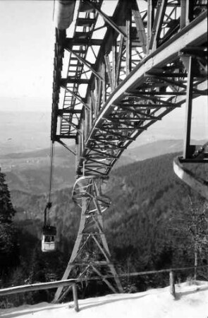 Schauinsland: Laufträger an der Bergstation mit Kabine; mit Schnee im Vordergrund