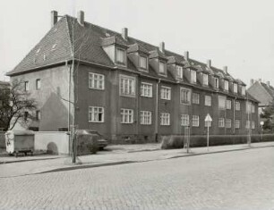 Pirna-Copitz. Wohnhaus, Rudolf-Renner-Straße 45/49 : Pirna-Copitz (Kreis Sächsische Schweiz). Wohnhaus, Rudolf-Renner-Straße 45/49. Straßenansicht