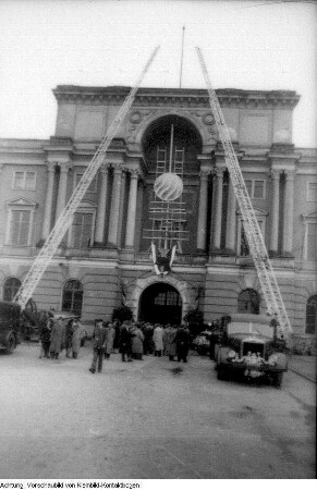 Dresden, Neustadt, Kurt-Fischer Platz (Olbrichtplatz), Nordhalle. Ausstellung: "80 Jahre Berufsfeuerwehr", 17. Juli 1948