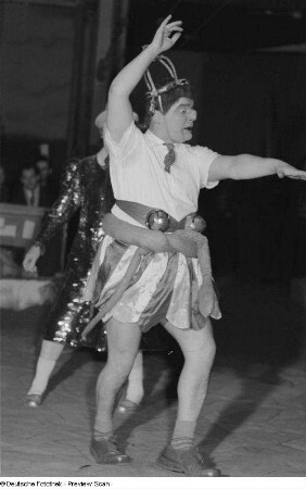 Ein Clown vom Clownsensemble "Die Daniels" des Faschingsprogramms "Die Kommödianten kommen" des Circus Aeros der "Aeros-Parade 1954-55" als Schlangentänzerin