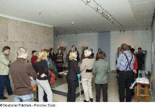 Tagungsteilnehmer während einer Führung im Buchmuseum