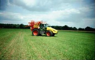 Fotografie: Pflanzenschutz, Feldspritze angebaut, Systemtraktor