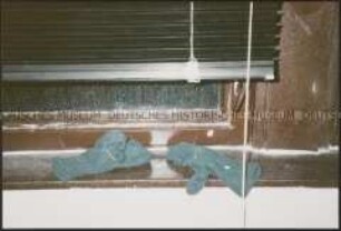 Fäustlinge auf Fensterbrett (Altersgruppe 18-21)
