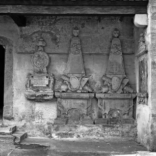 Pyramidenepitaph für Posthalter Johan Michael Stahl (+ 05.12.1799) (rechts)