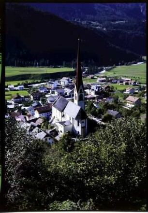 Oetz: Ort mit Kirche, steiler, nach unten