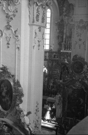 Andechs: Hochzeit, Brautleute vor dem Altar, Klosterkirche, von oben, seitlich