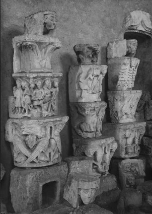 Fragmente figürlicher Kapitelle
