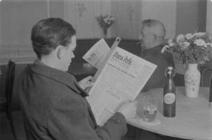 Die sorbische Zeitung Nowa doba wird abonniert. : Nowa doba, nowiny za serbski lud so abonuje.