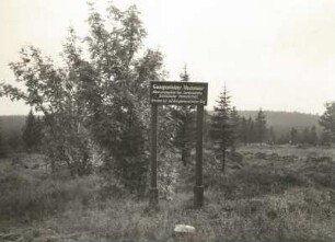 Eingang mit Heimatschutztafel im Georgenfelder Hochmoor bei Zinnwald-Georgenfeld