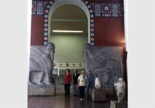 Vorderasiatisches Museum im Pergamonmuseum, Besucher im Innenraum eines assyrischen Palastes, Raum 11