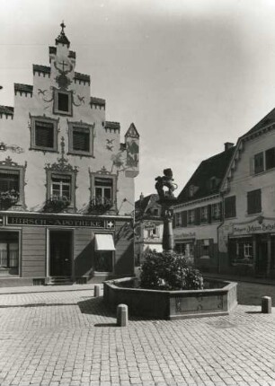 Offenburg, Fischmarkt : Offenburg. Fischmarkt. Blick über den Löwenbrunnen zur Hirsch-Apotheke, Brunnenfigur: Löwe mit Reichs- und Stadtwappen