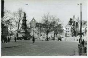 Platz mit einem Denkmal in einer zerstörten Stadt