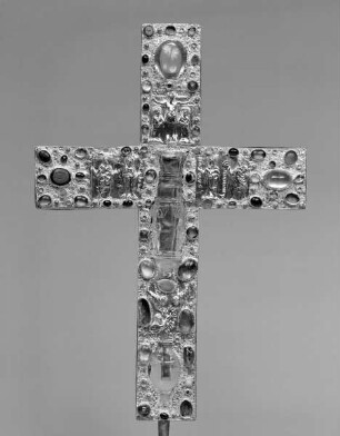 Reliquienkreuz mit der Kreuzigung Christi und den Heiligen Cosmas, Petrus, Paulus und Damianus