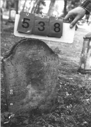 Grabstein 538 (Index: 99787903) Material: Sandstein Zustand: gespalten, sehr stark verwittert mit großem Textverlust Maße HxBxT: 51x34x7 cm Besonderheit: Kindergrab: Grabstein 538