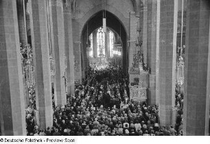 Besucher der Messe in der Thomaskirche zu Ehren Bachs