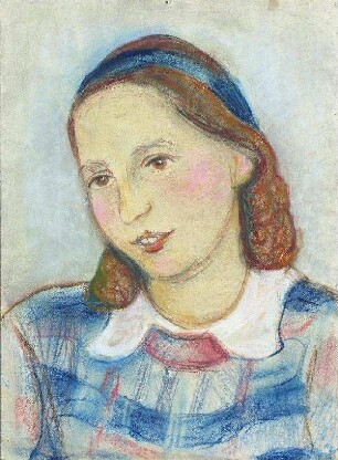 Junges Mädchen mit blauem Haarband