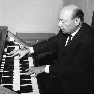 C. H. Willing (Oberregierungsrat a. D.) beim Spielen auf einer zweimanualigen Orgel