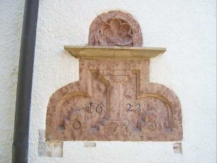 Kirchhof im Norden-Rest der Kirchhofmauer in nahezu Originalhöhe als Außenwand einer angebauten Scheune (Kirchhof im 18 Jh aufgelöst und Kirchhofmauer mit Wehrgang weitgehend abgetragen)