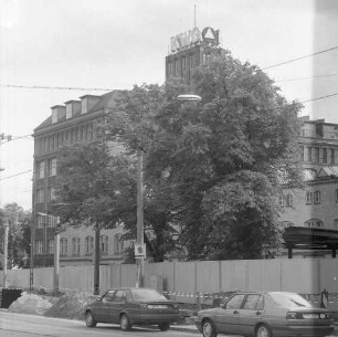 Berlin-Schöneweide, Wilhelminenhofstraße 76/77. Kabelwerk Oberspree (Inbetriebnahme 3.10.1897, Betriebsschließung um 1998/1999). Fabrikgebäude. Straßenansicht mit Einfriedung von Westen