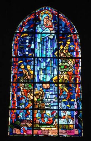 Frankreich. Basse Normandie. Manche. Sainte Mere Eglise. Kirchenfenster mit Motiven der Invasion. Fallschirmsringer