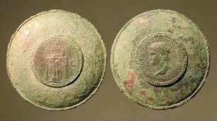 Römischer Dosenspiegel mit eingelassener, entzweigesägter Münze. A: Kopf des Nero mit Umschrift / B: Triumphbogen S. C.