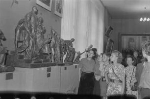 Ausstellung der Sowjetunion im Gebäude des Finanzministeriums der DDR am Werderschen Markt anlässlich der III. Weltfestspiele in Berlin : Ausstellungsbesucher vor einer Plastik