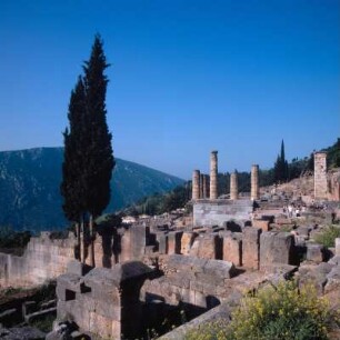 Delphi, Apollon-Heiligtum. Apollon-Tempel von Osten, Altar von Chios, Postament des Prusias