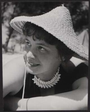 Frau mit Sonnenhut