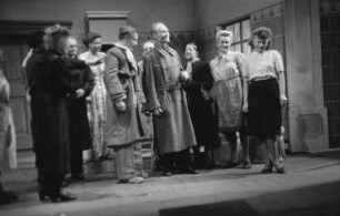 Szenenbilder aus dem Schwank "Ein Ruhetag" von Walentin Petrowitsch Katajew im Theater am Schiffbauerdamm Berlin